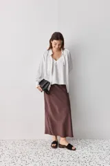 Top negro de breteles finos con escote en V y diseño minimalista, confeccionado en tela fluida y suave.