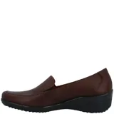 Zapato tipo slip-on de cuero liso color marrón, con diseño de punta redondeada y suela de goma negra con taco bajo.