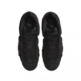 Championes Nike Air More Uptempo Low en color negro total. Presentan un diseño robusto con paneles laterales texturizados, sistema de cordones integrado y suela con unidades de aire visibles.