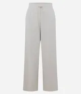 Pantalón deportivo de corte recto confeccionado en una mezcla de poliéster, modal y elastano. Presenta cintura elástica con cordón ajustable y detalle en rib, ofreciendo un calce cómodo y versátil.