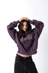 Hoodie color vino con capucha y bolsillo canguro frontal. Presenta un estampado en el pecho con la palabra "Outsider" en tipografía universitaria blanca con borde.