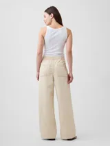 Jean de corte wide leg con diseño a rayas en tonos neutros, cintura elástica con cordón de ajuste y bolsillos laterales.