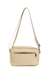 Bandolera de diseño rectangular en color negro, con cierre superior y bolsillo frontal con cierre. Incluye una correa larga ajustable para llevar al hombro o cruzada, y un detalle de tirador de cuerda trenzada en el bolsillo delantero.