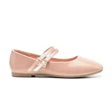 Zapato tipo bailarina color rosa charol, con punta redondeada y doble tira sobre el empeine con hebillas doradas.