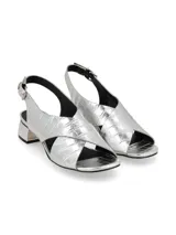 Sandalia plateada con textura croco, tiras cruzadas, pulsera regulable y taco bajo.