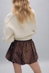 Falda pantalón de tiro medio con diseño abullonado, estampado de lunares y cintura elástica ajustable con cordones.