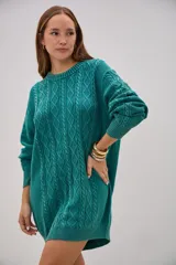 Sweater de tejido de punto con diseño de ochos y rombos en el frente, cuello redondo, mangas largas con puños ajustados y corte holgado.