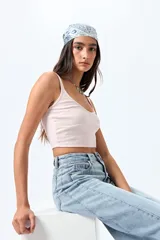 Top corto blanco de punto canalé con breteles finos y escote redondeado.