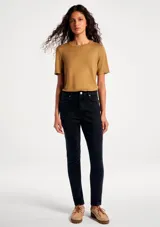 Blusa de manga corta confeccionada en tejido de punto, color negro, con cuello redondo y diseño clásico.