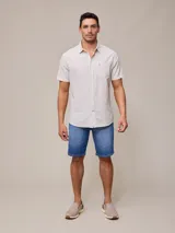 Bermuda de jean elastizado azul claro, con bolsillos delanteros y traseros.