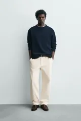 Pantalón de corte recto confeccionado en tejido compacto de algodón con estructura twill. Presenta cierre frontal con cremallera y botón, bolsillos laterales y bolsillos traseros de vivo con botón.
