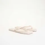 Chanclas de dedo de diseño liso y color beige, con suela plana y tiras finas.