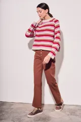 Sweater de lana con rayas horizontales en tonos rojo, rosa, beige y marrón. Presenta costuras decorativas en los laterales y puños en color violeta.