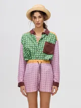Short boxy de viscosa con estampado geométrico en tonos verde y beige, de tiro medio con pretina elástica y cordón de ajuste marrón oscuro.