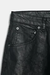 Jeans de tiro bajo con corte barrel leg y largo completo. Presentan un acabado craquelado, diseño de cinco bolsillos, trabillas en la cintura y cierre frontal con cremallera y botón metálico.
