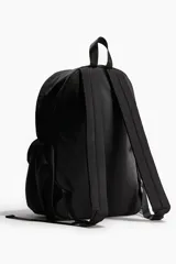 Mochila de tejido resistente color negro, con compartimento principal con cierre, bolsillo frontal con cierre y detalle de anilla en D metálica. Incluye bolsillos laterales abiertos, asa superior y correas acolchadas ajustables para mayor comodidad.
