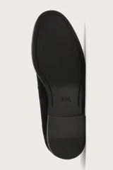 Mocasines de vestir para hombre confeccionados en piel con acabado en serraje de color azul marino, con detalle de borlas en el empeine y suela con ligero tacón.