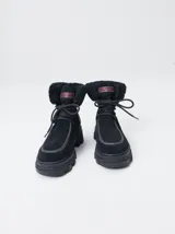 Borcegos tobilleros Mutma Anga de cuero verde militar y gamuza, con cuello acolchado, cordones, suela chunky acanalada marrón y detalles en cuero tostado.