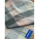 Bufanda rectangular de tejido grueso con diseño de cuadros en tonos azul, naranja, gris y beige, terminada con flecos en los extremos.