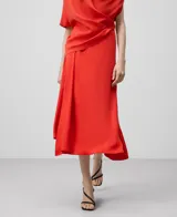 Falda midi color rojo, de viscosa, con corte asimétrico y cierre lateral invisible.