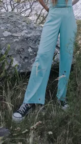 Pantalón de corte recto y tiro alto, confeccionado en tela de punto liviana, con cintura elástica.