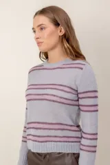 Sweater de punto con diseño de rayas horizontales en tonos lila y rosado, cuello redondo y mangas largas con puños acanalados.