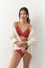 Top de bikini rojo brillante, con corte triangular, breteles finos regulables, forro interior y copas desmontables.