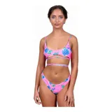 Bikini de dos piezas con estampado floral y de mariposas en tonos fucsia y azul. El top es de estilo deportivo con tiras cruzadas en la cintura, y la bombacha es de corte cavado tipo tanga.