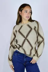 Buzo de punto color beige con diseño geométrico de rombos en marrón, cuello redondo y mangas largas.