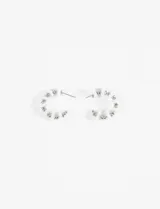 Par de aros tipo argolla plateados con bolitas.