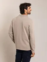 Sweater celeste de algodón y poliéster con cuello alto y cierre parcial con cremallera.