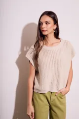 Chaleco sin mangas de tejido de punto color rosado pálido, con textura calada y acabado lurex, corte al cuerpo y cuello redondo.