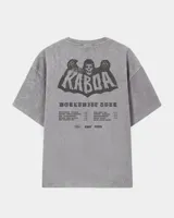 Remera oversize gris con efecto acid wash y estampa frontal con la leyenda "WORLDWIDE TOUR" en tipografía gótica.