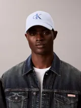 Gorra de algodón celeste con visera curva y cierre posterior ajustable. Cuenta con el logotipo de Calvin Klein Jeans bordado en la parte frontal.