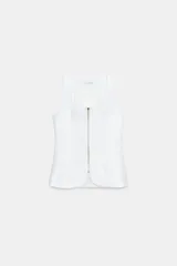 Chaleco blanco con escote redondo y sisa. Cierre frontal con cremallera dorada.