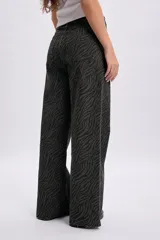 Pantalon de jean de corte ancho y tiro medio, con estampado animal print tipo cebra en color verde militar y negro.