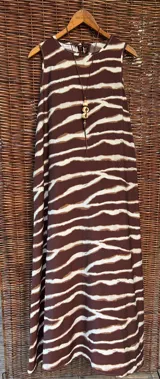 Vestido marrón con estampado de líneas horizontales blancas y marrones.