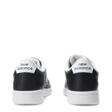 Championes urbanos New Balance modelo 080, color negro con detalles en blanco, confeccionados en cuero sintético con perforaciones en la puntera y logo lateral característico.