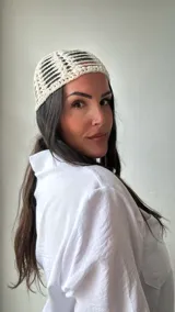 Gorro tipo bucket de crochet color crudo con diseño calado.