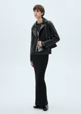 Chaqueta de diseño biker en efecto piel color negro, con solapas con muesca, cierre cruzado con cremallera y bolsillos laterales con cremallera.