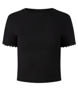 Blusa de morley color marfil con calce ajustado, cuello redondo, mangas cortas y detalle de puntilla en los puños.