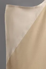 Musculosa deportiva color naranja con cuello redondo, sisas amplias y detalle de logo en el frente.