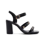 Sandalias de tacón color piel con tres tiras horizontales sobre el empeine decoradas con tachas de diferentes formas y colores. Tira al tobillo con hebilla dorada y tacón cuadrado. Marca Via Marte, modelo Gianna.