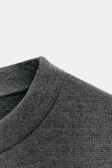 Top de cuello redondo y manga corta, confeccionado en tejido suave con costura central vertical y cintura entallada.