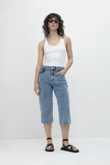 Pantalón capri de jean celeste con efecto lavado, tiro alto, corte recto y largo a la pantorrilla.