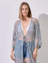 Kaftan largo de micro tul bordado color celeste, con mangas 3/4 y lazo de ajuste en la cintura.