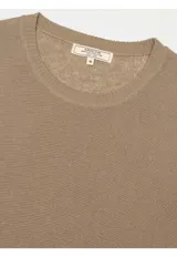 Remera de punto de manga corta y cuello redondo, confeccionada en mezcla de algodón y lino.