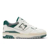 Championes New Balance 550, color blanco con detalles en verde y gris.