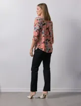 Blusa de gasa estampada con flores, marca Zac & Rachel. Tiene cuello a la base, escote en V y abertura con botones. Las mangas largas son de largo regulable.
