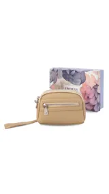 Monedero compacto de símil cuero color beige, con doble compartimento principal con cierre y un bolsillo frontal con cierre. Incluye una correa de mano lateral.